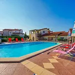 Marina 4 Shared Pool Appartement Rovinjsko Selo